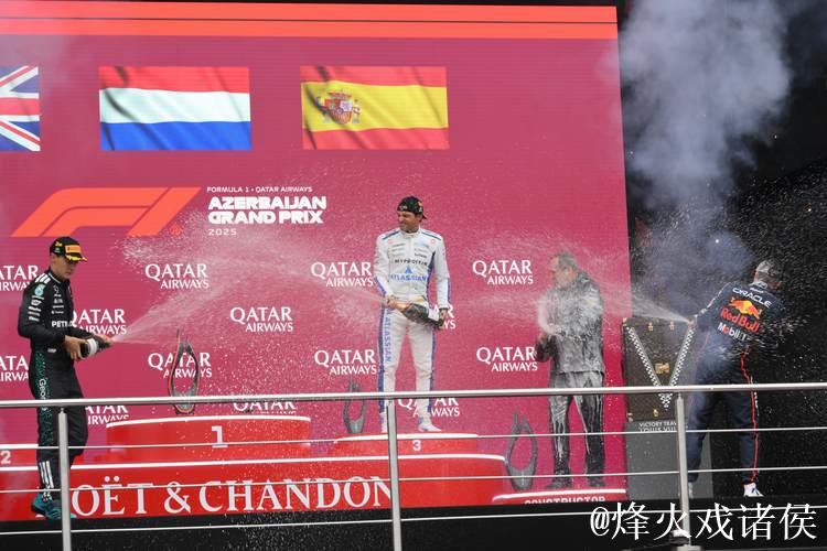 F1阿塞拜疆大奖赛：维斯塔潘杆位加冕，塞恩斯站上领奖台